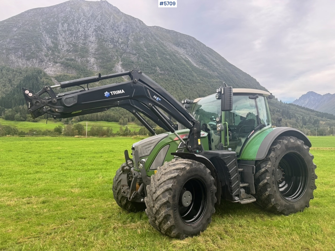 2017 Fendt 724 Vario w/ GPS, Front PTO, Loader and hydraulics. - Traktor: slika 2017 Fendt 724 Vario w/ GPS, Front PTO, Loader and hydraulics. - Traktor 2017 Fendt 724 Vario w/ GPS, Front PTO, Loader and hydraulics. - Traktor: slika 2017 Fendt 724 Vario w/ GPS, Front PTO, Loader and hydraulics. - Traktor