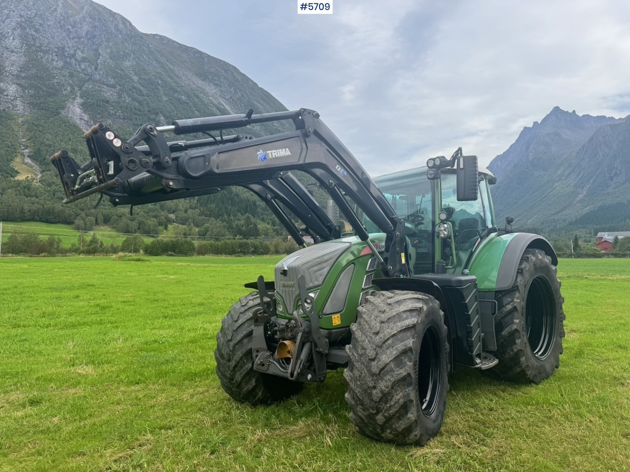 2017 Fendt 724 Vario w/ GPS, Front PTO, Loader and hydraulics. - Traktor: slika 2017 Fendt 724 Vario w/ GPS, Front PTO, Loader and hydraulics. - Traktor 2017 Fendt 724 Vario w/ GPS, Front PTO, Loader and hydraulics. - Traktor: slika 2017 Fendt 724 Vario w/ GPS, Front PTO, Loader and hydraulics. - Traktor