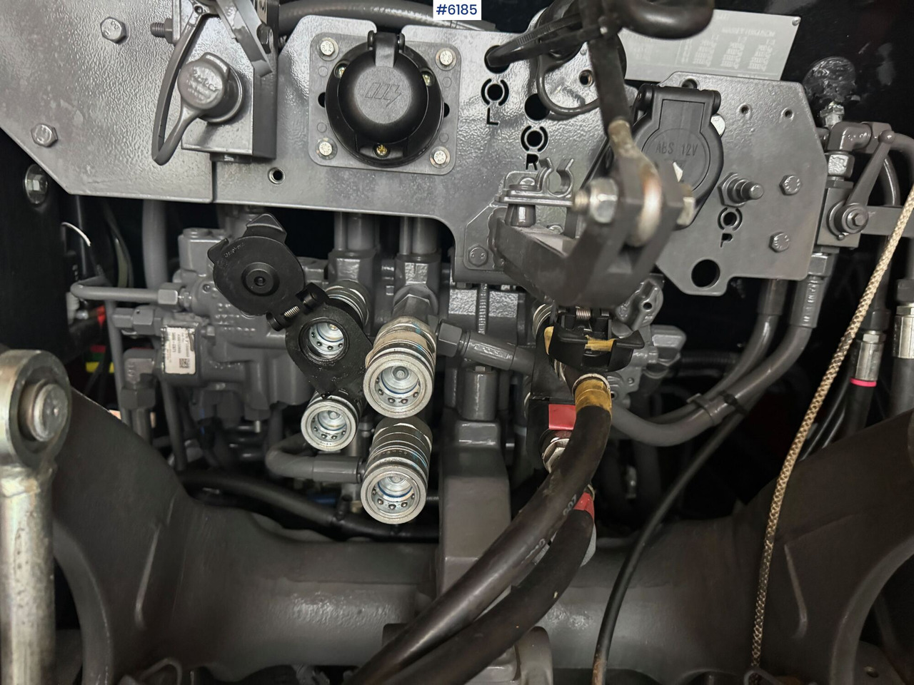 Traktor 2023 Massey Ferguson 5711M Dyna w/ loader with 3rd function. Only 115 hours!: slika Traktor 2023 Massey Ferguson 5711M Dyna w/ loader with 3rd function. Only 115 hours! Traktor 2023 Massey Ferguson 5711M Dyna w/ loader with 3rd function. Only 115 hours!: slika Traktor 2023 Massey Ferguson 5711M Dyna w/ loader with 3rd function. Only 115 hours!