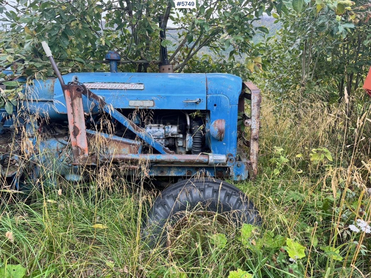 Ca. 1961 Fordson Super Major 4×2 Tractor w/ Bucket - Traktor: slika Ca. 1961 Fordson Super Major 4×2 Tractor w/ Bucket - Traktor Ca. 1961 Fordson Super Major 4×2 Tractor w/ Bucket - Traktor: slika Ca. 1961 Fordson Super Major 4×2 Tractor w/ Bucket - Traktor
