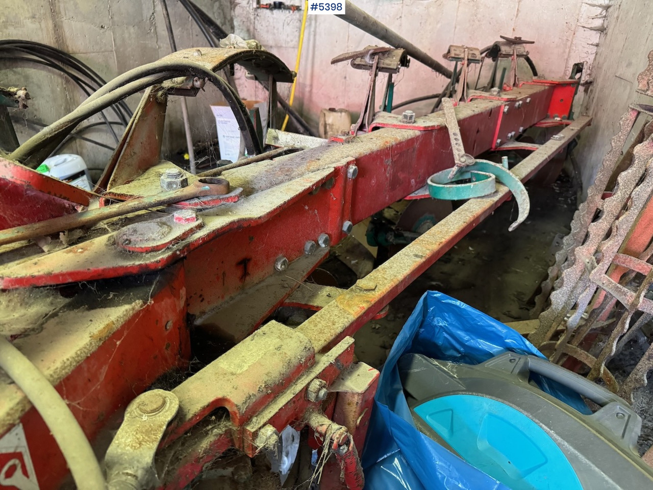 Kverneland 5-furrow plough. - Oprema za obradu tla: slika Kverneland 5-furrow plough. - Oprema za obradu tla Kverneland 5-furrow plough. - Oprema za obradu tla: slika Kverneland 5-furrow plough. - Oprema za obradu tla