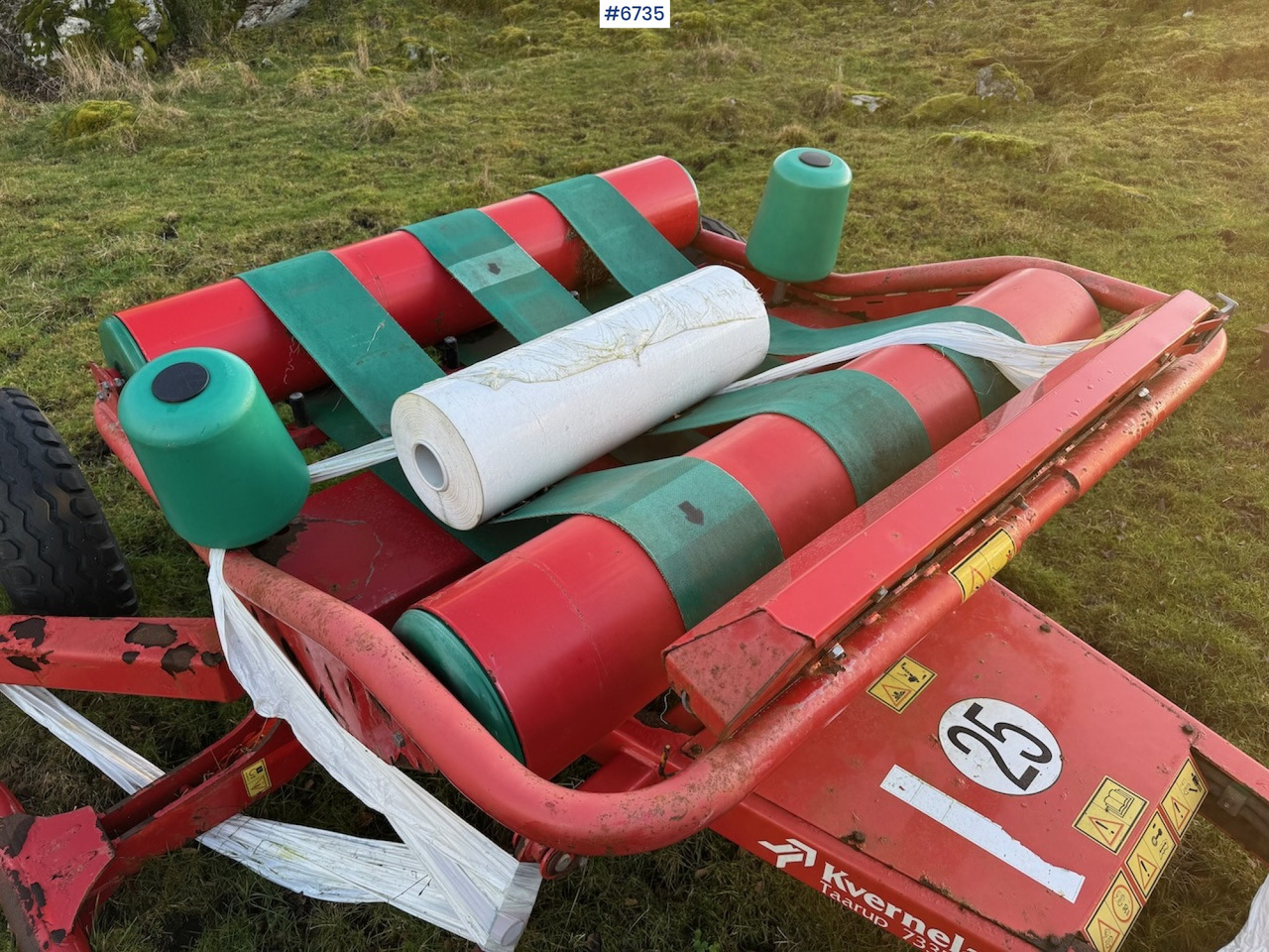 Oprema za prevrtanje sijena Kverneland Taarup 7335 Round Bale Wrapper: slika Oprema za prevrtanje sijena Kverneland Taarup 7335 Round Bale Wrapper