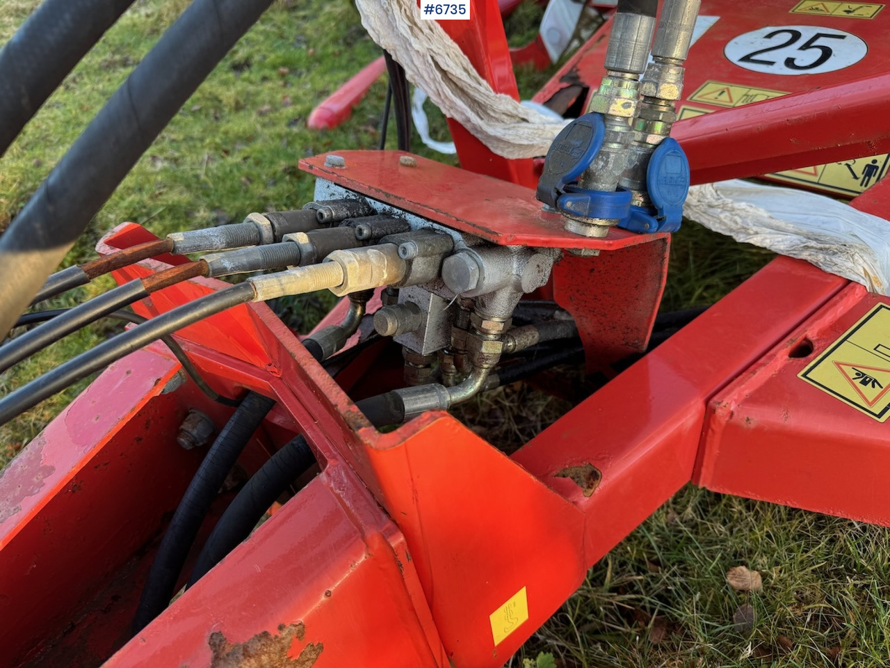 Oprema za prevrtanje sijena Kverneland Taarup 7335 Round Bale Wrapper: slika Oprema za prevrtanje sijena Kverneland Taarup 7335 Round Bale Wrapper