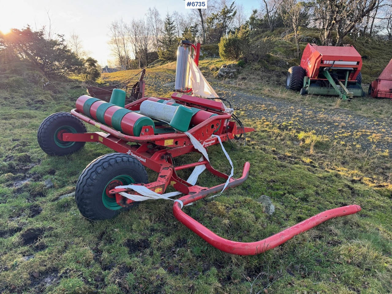 Oprema za prevrtanje sijena Kverneland Taarup 7335 Round Bale Wrapper: slika Oprema za prevrtanje sijena Kverneland Taarup 7335 Round Bale Wrapper