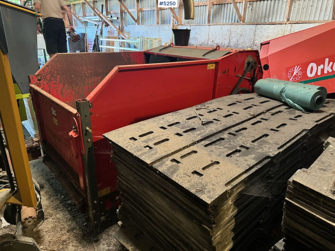 TKS K2 CombiCutter (round‑bale shredder/feeder machine) - Oprema za prevrtanje sijena: slika TKS K2 CombiCutter (round‑bale shredder/feeder machine) - Oprema za prevrtanje sijena TKS K2 CombiCutter (round‑bale shredder/feeder machine) - Oprema za prevrtanje sijena: slika TKS K2 CombiCutter (round‑bale shredder/feeder machine) - Oprema za prevrtanje sijena