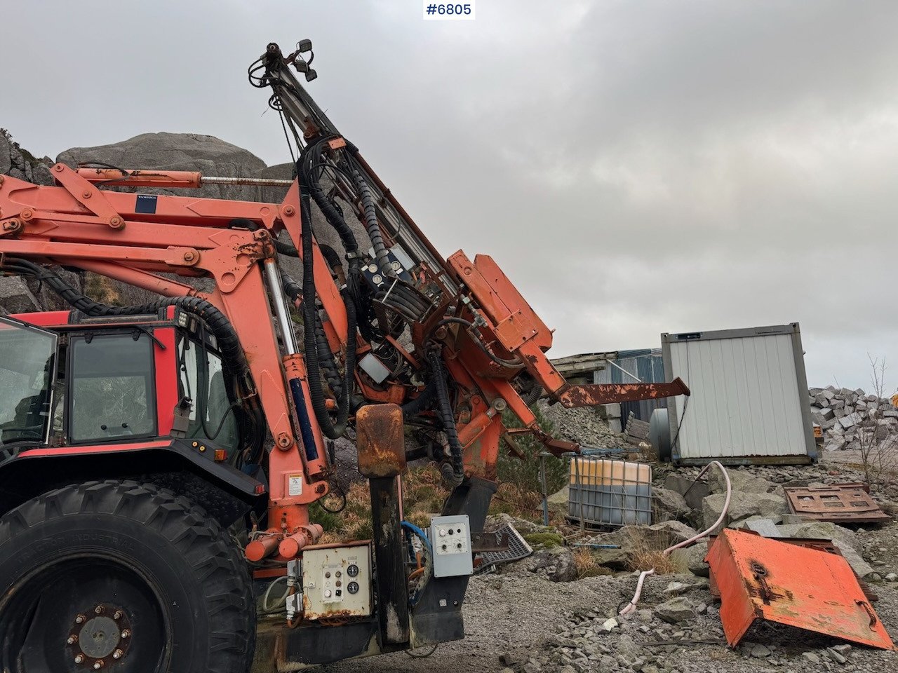 Traktor Valtra 8150 m/ Tamrock Trimmer 200 PB.: slika Traktor Valtra 8150 m/ Tamrock Trimmer 200 PB.