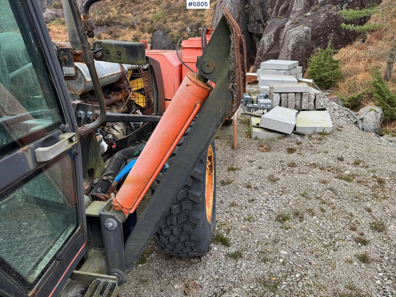 Traktor Valtra 8150 m/ Tamrock Trimmer 200 PB.: slika Traktor Valtra 8150 m/ Tamrock Trimmer 200 PB.