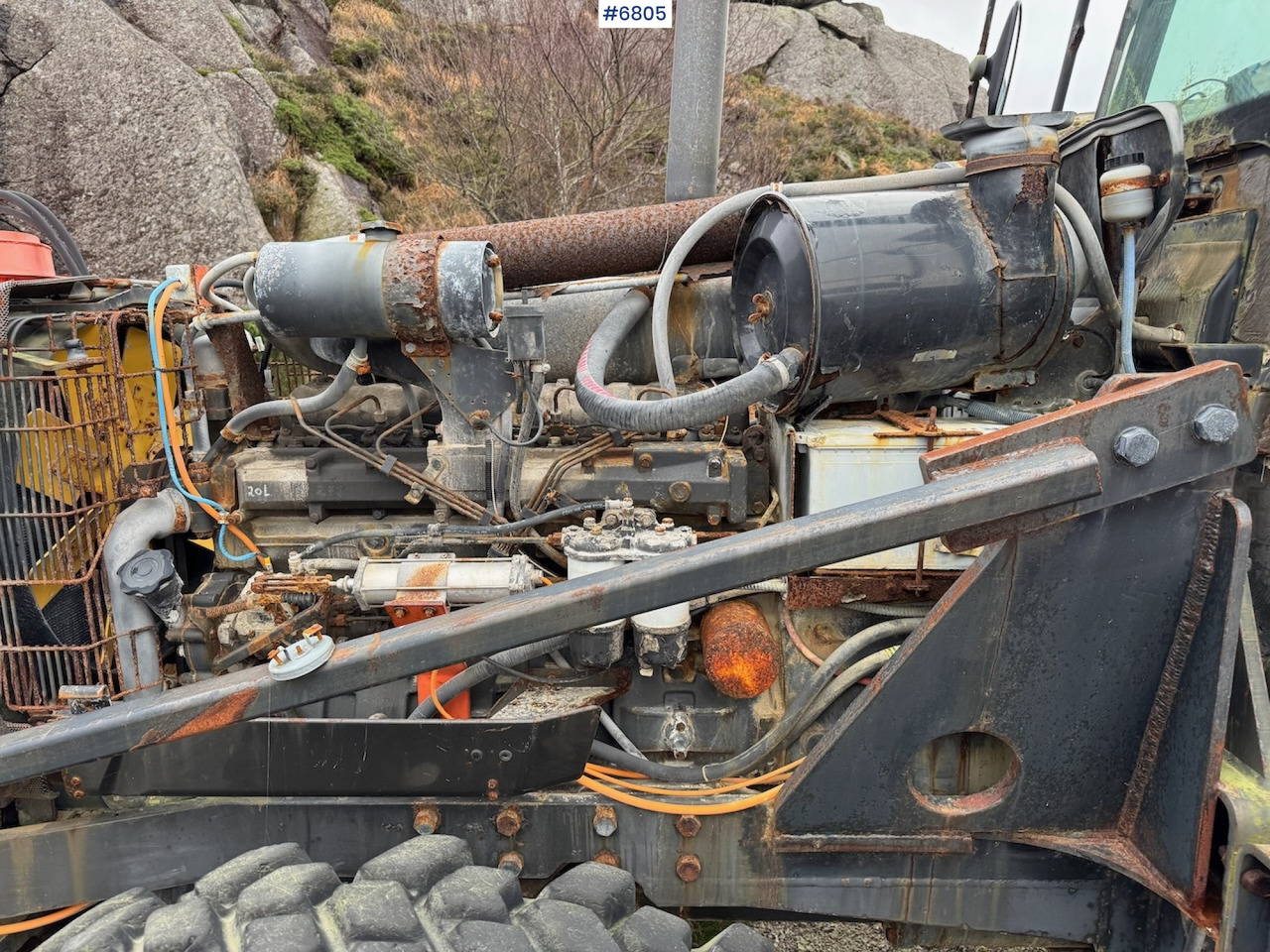 Traktor Valtra 8150 m/ Tamrock Trimmer 200 PB.: slika Traktor Valtra 8150 m/ Tamrock Trimmer 200 PB.