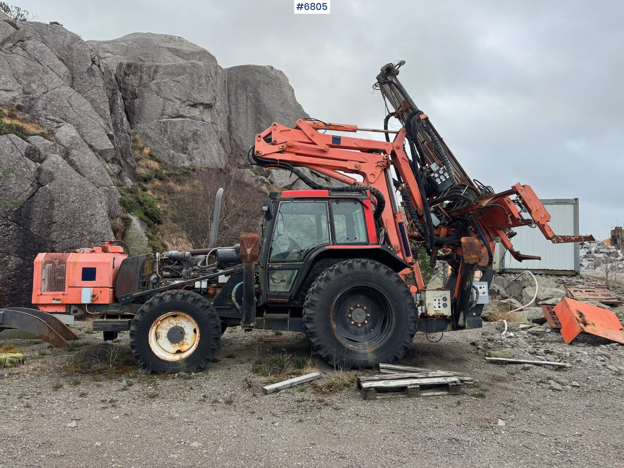 Traktor Valtra 8150 m/ Tamrock Trimmer 200 PB.: slika Traktor Valtra 8150 m/ Tamrock Trimmer 200 PB.