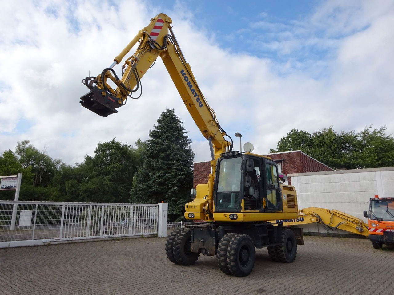 Komatsu PW180-11 - Bager na kotačima: slika Komatsu PW180-11 - Bager na kotačima Komatsu PW180-11 - Bager na kotačima: slika Komatsu PW180-11 - Bager na kotačima