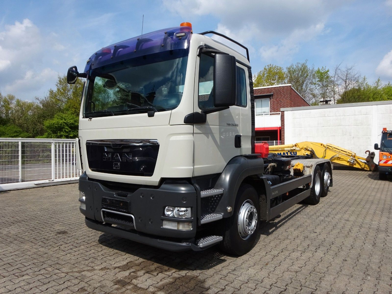 MAN 26.320 Multilift Abroller mit Lift+Lenkachse - Kamion s kukastom dizalicom: slika MAN 26.320 Multilift Abroller mit Lift+Lenkachse - Kamion s kukastom dizalicom MAN 26.320 Multilift Abroller mit Lift+Lenkachse - Kamion s kukastom dizalicom: slika MAN 26.320 Multilift Abroller mit Lift+Lenkachse - Kamion s kukastom dizalicom
