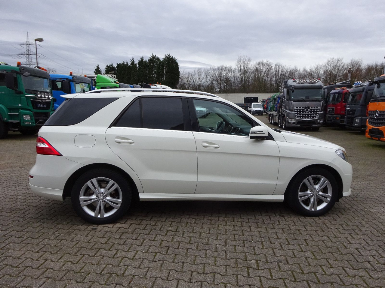 SUV Mercedes-Benz ML 350 CDI BlueTec Mercedes-Benz ML 350 CDI BlueTec.  AMG Paket: slika SUV Mercedes-Benz ML 350 CDI BlueTec Mercedes-Benz ML 350 CDI BlueTec.  AMG Paket