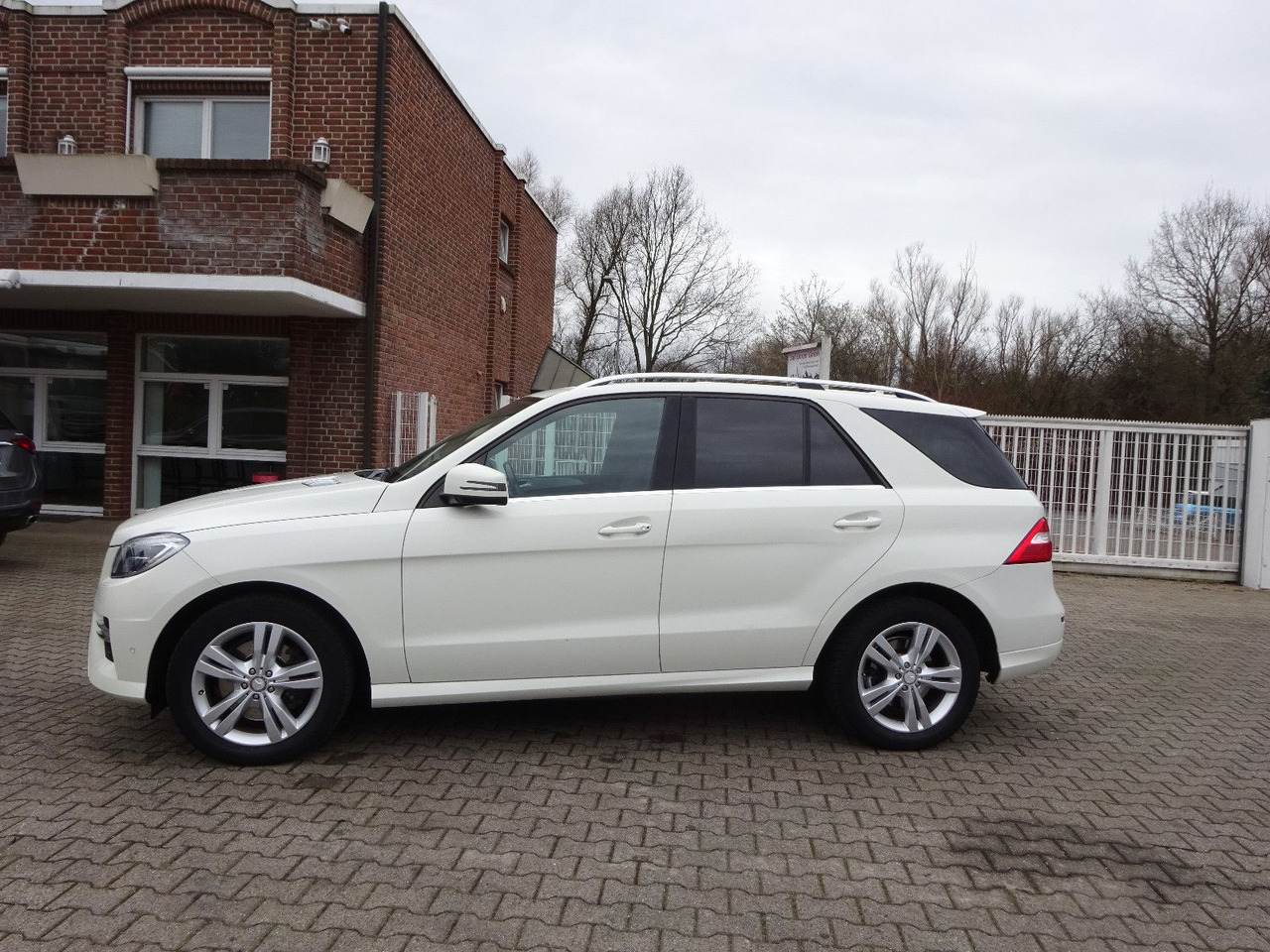 Mercedes-Benz ML 350 CDI BlueTec Mercedes-Benz ML 350 CDI BlueTec. AMG Paket - SUV: slika Mercedes-Benz ML 350 CDI BlueTec Mercedes-Benz ML 350 CDI BlueTec. AMG Paket - SUV Mercedes-Benz ML 350 CDI BlueTec Mercedes-Benz ML 350 CDI BlueTec. AMG Paket - SUV: slika Mercedes-Benz ML 350 CDI BlueTec Mercedes-Benz ML 350 CDI BlueTec. AMG Paket - SUV