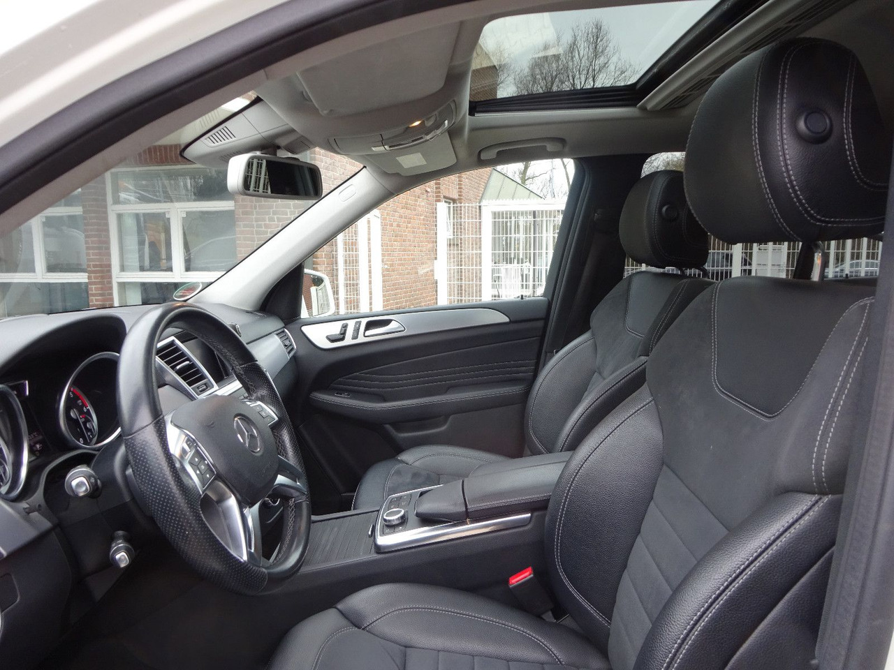 SUV Mercedes-Benz ML 350 CDI BlueTec Mercedes-Benz ML 350 CDI BlueTec.  AMG Paket: slika SUV Mercedes-Benz ML 350 CDI BlueTec Mercedes-Benz ML 350 CDI BlueTec.  AMG Paket