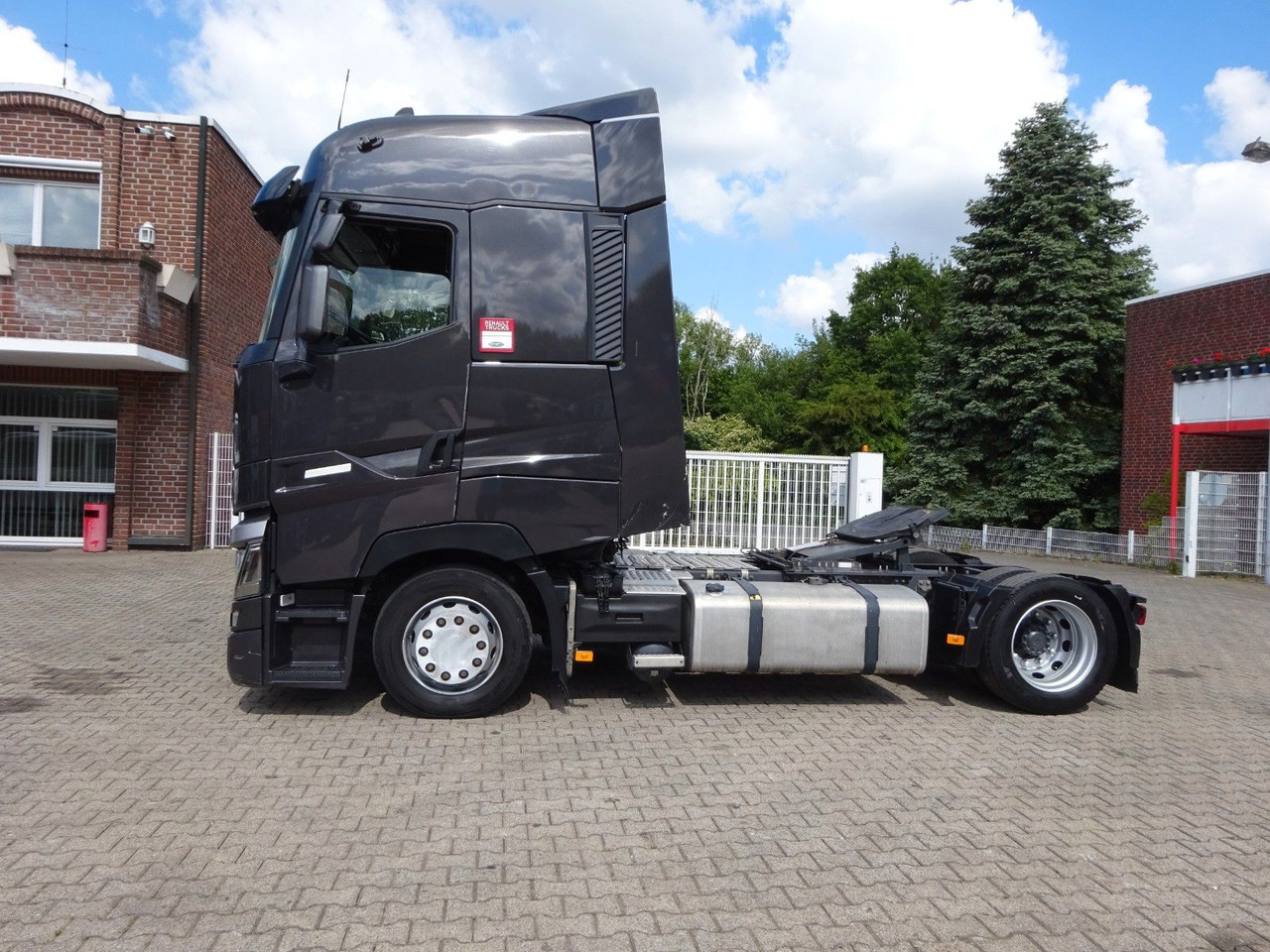 Renault T 520 Komfort SZM 4x2 - Tegljač: slika Renault T 520 Komfort SZM 4x2 - Tegljač Renault T 520 Komfort SZM 4x2 - Tegljač: slika Renault T 520 Komfort SZM 4x2 - Tegljač