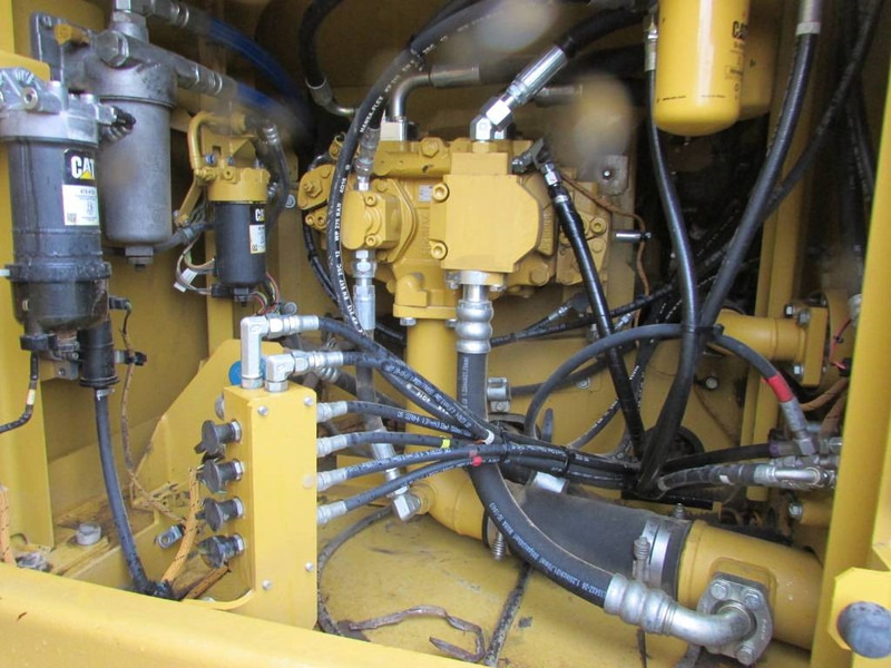 Bager gusjeničar Cat 320 FL Kettenbagger 65.000 EUR: slika Bager gusjeničar Cat 320 FL Kettenbagger 65.000 EUR Bager gusjeničar Cat 320 FL Kettenbagger 65.000 EUR: slika Bager gusjeničar Cat 320 FL Kettenbagger 65.000 EUR