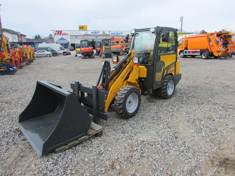 Schäffer 2428 SLT Schmalspur Radlader 32.500 Schaeffer - Kompaktni utovarivač gusjeničar: slika Schäffer 2428 SLT Schmalspur Radlader 32.500 Schaeffer - Kompaktni utovarivač gusjeničar Schäffer 2428 SLT Schmalspur Radlader 32.500 Schaeffer - Kompaktni utovarivač gusjeničar: slika Schäffer 2428 SLT Schmalspur Radlader 32.500 Schaeffer - Kompaktni utovarivač gusjeničar