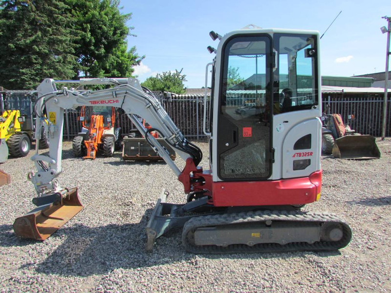 Takeuchi TB 325 R Minibagger 34.500 EUR - Mini bager: slika Takeuchi TB 325 R Minibagger 34.500 EUR - Mini bager Takeuchi TB 325 R Minibagger 34.500 EUR - Mini bager: slika Takeuchi TB 325 R Minibagger 34.500 EUR - Mini bager