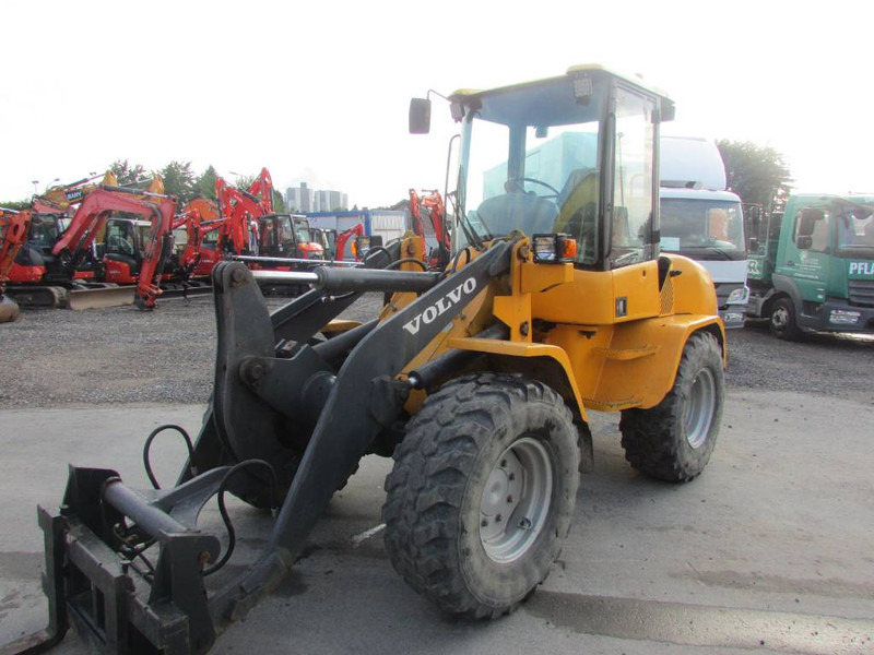 Volvo L 35 B-Z Radlader 18.000 EUR - Utovarivač na kotačima: slika Volvo L 35 B-Z Radlader 18.000 EUR - Utovarivač na kotačima Volvo L 35 B-Z Radlader 18.000 EUR - Utovarivač na kotačima: slika Volvo L 35 B-Z Radlader 18.000 EUR - Utovarivač na kotačima