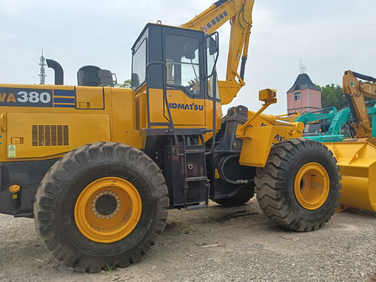 KOMATSU WA380-3 - Utovarivač na kotačima: slika KOMATSU WA380-3 - Utovarivač na kotačima KOMATSU WA380-3 - Utovarivač na kotačima: slika KOMATSU WA380-3 - Utovarivač na kotačima