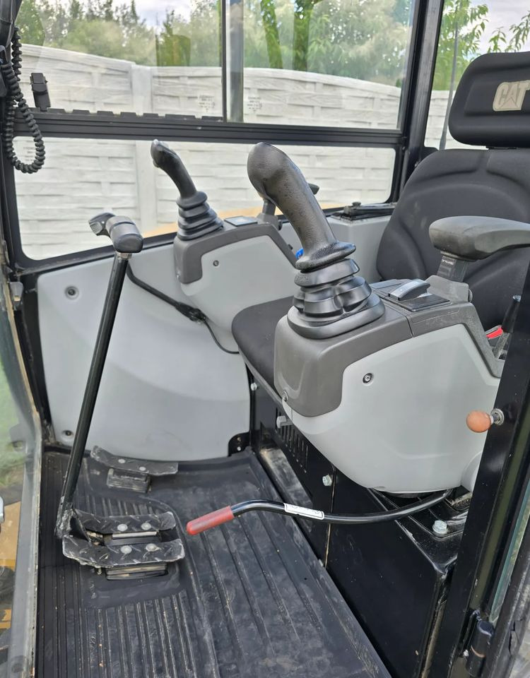 Caterpillar - Mini bager: slika Caterpillar - Mini bager Caterpillar - Mini bager: slika Caterpillar - Mini bager