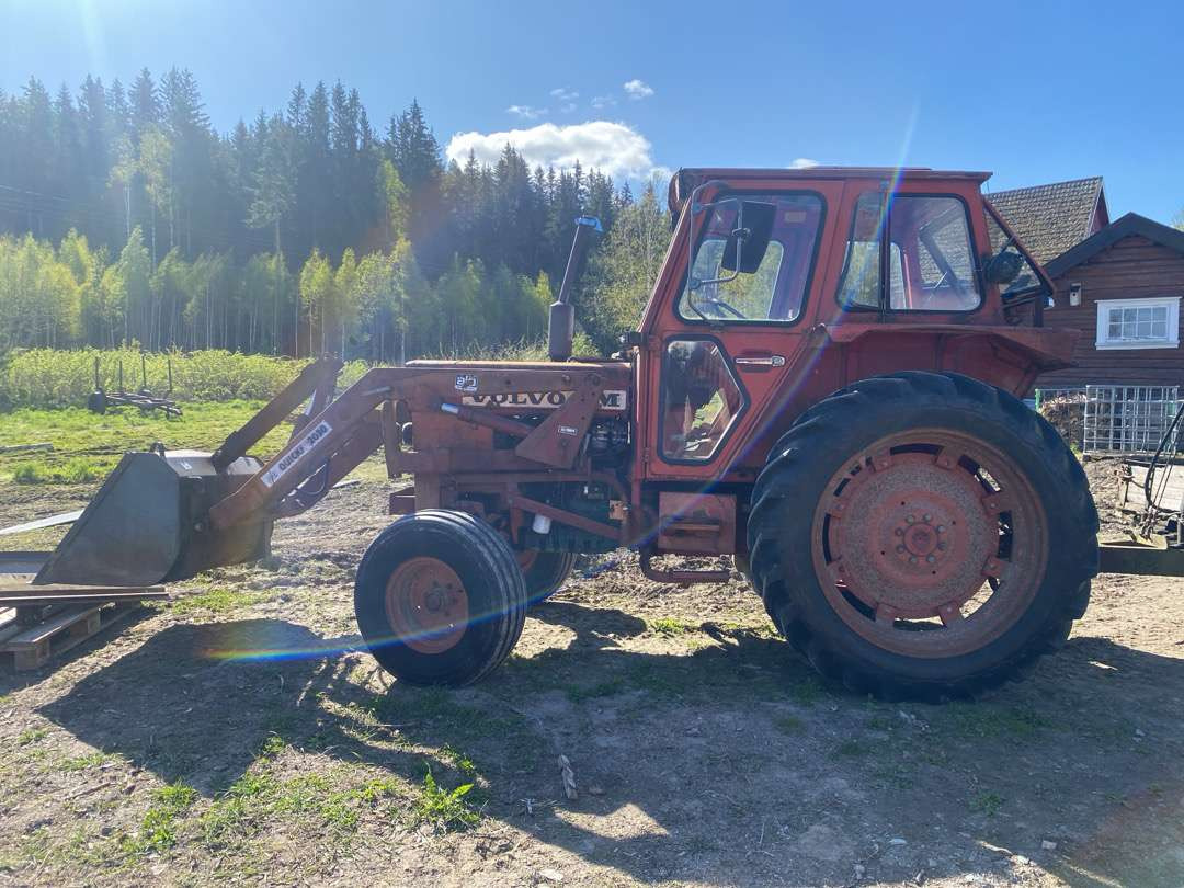 1975 Volvo BM T500 traktor med frontlaster - Traktor: slika 1975 Volvo BM T500 traktor med frontlaster - Traktor 1975 Volvo BM T500 traktor med frontlaster - Traktor: slika 1975 Volvo BM T500 traktor med frontlaster - Traktor