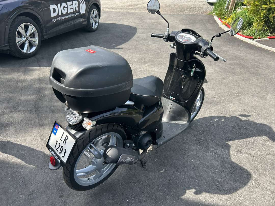 2011 Moped APRILIA APRILIA SCARABEO50 2T NERO APR - Prikolica za motocikl: slika 2011 Moped APRILIA APRILIA SCARABEO50 2T NERO APR - Prikolica za motocikl 2011 Moped APRILIA APRILIA SCARABEO50 2T NERO APR - Prikolica za motocikl: slika 2011 Moped APRILIA APRILIA SCARABEO50 2T NERO APR - Prikolica za motocikl