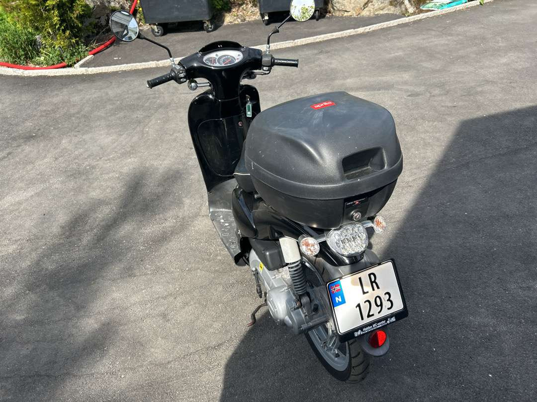 2011 Moped APRILIA APRILIA SCARABEO50 2T NERO APR - Prikolica za motocikl: slika 2011 Moped APRILIA APRILIA SCARABEO50 2T NERO APR - Prikolica za motocikl 2011 Moped APRILIA APRILIA SCARABEO50 2T NERO APR - Prikolica za motocikl: slika 2011 Moped APRILIA APRILIA SCARABEO50 2T NERO APR - Prikolica za motocikl