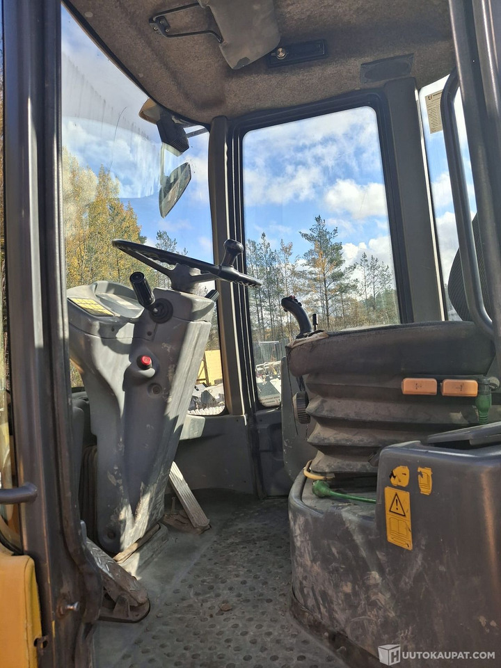 Pyöräkuormaaja Volvo L40 B, vuosimalli 2003, Nurmijärvi - Utovarivač na kotačima: slika  Pyöräkuormaaja Volvo L40 B, vuosimalli 2003, Nurmijärvi - Utovarivač na kotačima Pyöräkuormaaja Volvo L40 B, vuosimalli 2003, Nurmijärvi - Utovarivač na kotačima: slika  Pyöräkuormaaja Volvo L40 B, vuosimalli 2003, Nurmijärvi - Utovarivač na kotačima