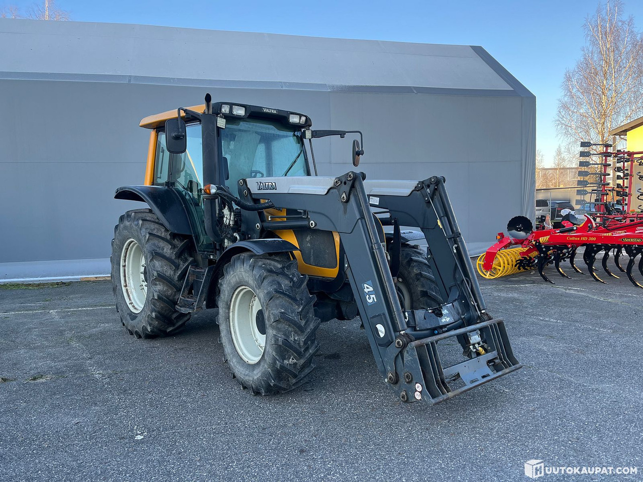 Traktor Valtra N92, tractor with loader, 5,120 h, 2010, Salo: slika Traktor Valtra N92, tractor with loader, 5,120 h, 2010, Salo Traktor Valtra N92, tractor with loader, 5,120 h, 2010, Salo: slika Traktor Valtra N92, tractor with loader, 5,120 h, 2010, Salo