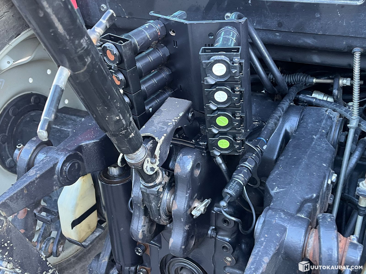 Traktor Valtra N92, tractor with loader, 5,120 h, 2010, Salo: slika Traktor Valtra N92, tractor with loader, 5,120 h, 2010, Salo Traktor Valtra N92, tractor with loader, 5,120 h, 2010, Salo: slika Traktor Valtra N92, tractor with loader, 5,120 h, 2010, Salo