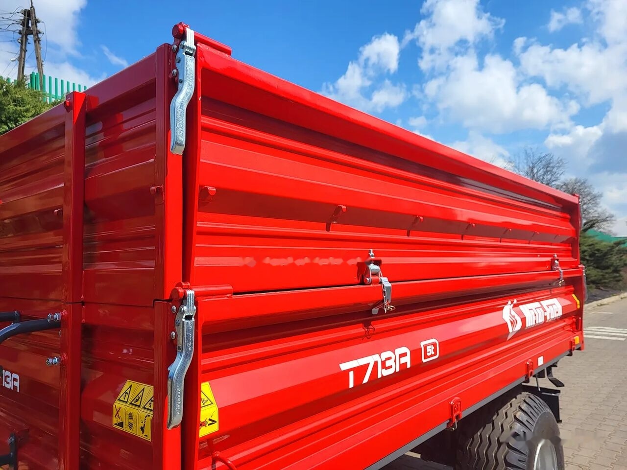 Metal-Fach T703A/3 – 5t - Nagibna prikolica za poljoprivredna gospodarstva/ Istovarivač: slika Metal-Fach T703A/3 – 5t - Nagibna prikolica za poljoprivredna gospodarstva/ Istovarivač Metal-Fach T703A/3 – 5t - Nagibna prikolica za poljoprivredna gospodarstva/ Istovarivač: slika Metal-Fach T703A/3 – 5t - Nagibna prikolica za poljoprivredna gospodarstva/ Istovarivač