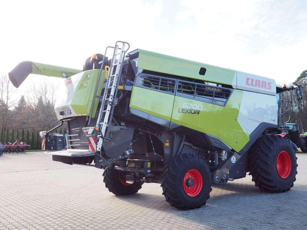 Claas Lexion 6700 + V930 - Kombajn za žetvu: slika Claas Lexion 6700 + V930 - Kombajn za žetvu Claas Lexion 6700 + V930 - Kombajn za žetvu: slika Claas Lexion 6700 + V930 - Kombajn za žetvu