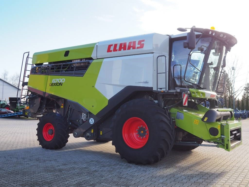 Claas Lexion 6700 + V930 - Kombajn za žetvu: slika Claas Lexion 6700 + V930 - Kombajn za žetvu Claas Lexion 6700 + V930 - Kombajn za žetvu: slika Claas Lexion 6700 + V930 - Kombajn za žetvu