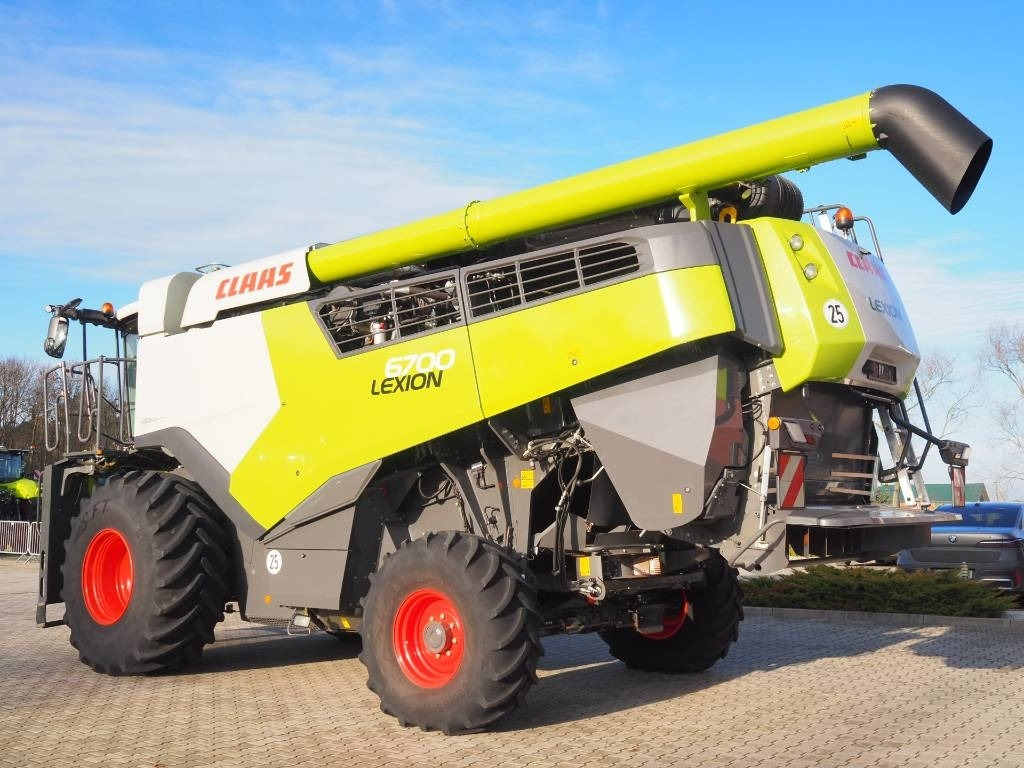 Claas Lexion 6700 + V930 - Kombajn za žetvu: slika Claas Lexion 6700 + V930 - Kombajn za žetvu Claas Lexion 6700 + V930 - Kombajn za žetvu: slika Claas Lexion 6700 + V930 - Kombajn za žetvu