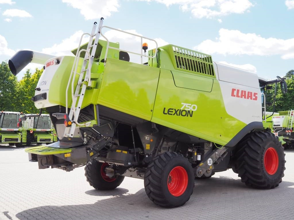 Claas Lexion 750 MONTANA 4WD + V900 - Kombajn za žetvu: slika Claas Lexion 750 MONTANA 4WD + V900 - Kombajn za žetvu Claas Lexion 750 MONTANA 4WD + V900 - Kombajn za žetvu: slika Claas Lexion 750 MONTANA 4WD + V900 - Kombajn za žetvu