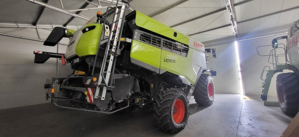 Claas Lexion 7500 + V930 - Kombajn za žetvu: slika Claas Lexion 7500 + V930 - Kombajn za žetvu Claas Lexion 7500 + V930 - Kombajn za žetvu: slika Claas Lexion 7500 + V930 - Kombajn za žetvu