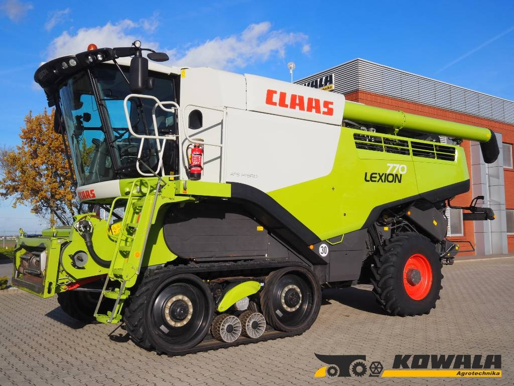 Claas Lexion 770TT 4x4 + V1200 - Kombajn za žetvu: slika Claas Lexion 770TT 4x4 + V1200 - Kombajn za žetvu Claas Lexion 770TT 4x4 + V1200 - Kombajn za žetvu: slika Claas Lexion 770TT 4x4 + V1200 - Kombajn za žetvu