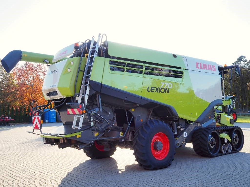 Claas Lexion 770TT 4x4 + V1200 - Kombajn za žetvu: slika Claas Lexion 770TT 4x4 + V1200 - Kombajn za žetvu Claas Lexion 770TT 4x4 + V1200 - Kombajn za žetvu: slika Claas Lexion 770TT 4x4 + V1200 - Kombajn za žetvu