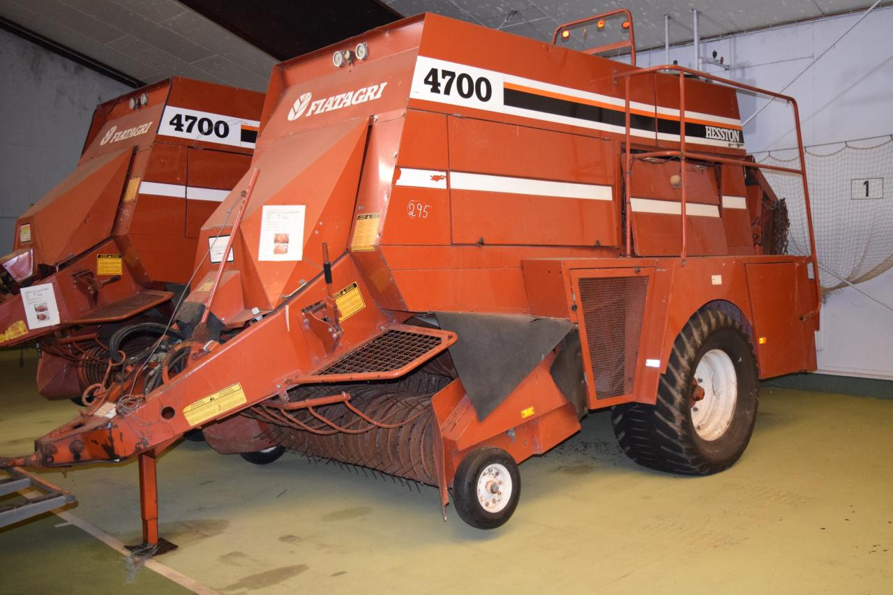 Fiat Hesston 4700 - Kvadratna balirka: slika Fiat Hesston 4700 - Kvadratna balirka Fiat Hesston 4700 - Kvadratna balirka: slika Fiat Hesston 4700 - Kvadratna balirka