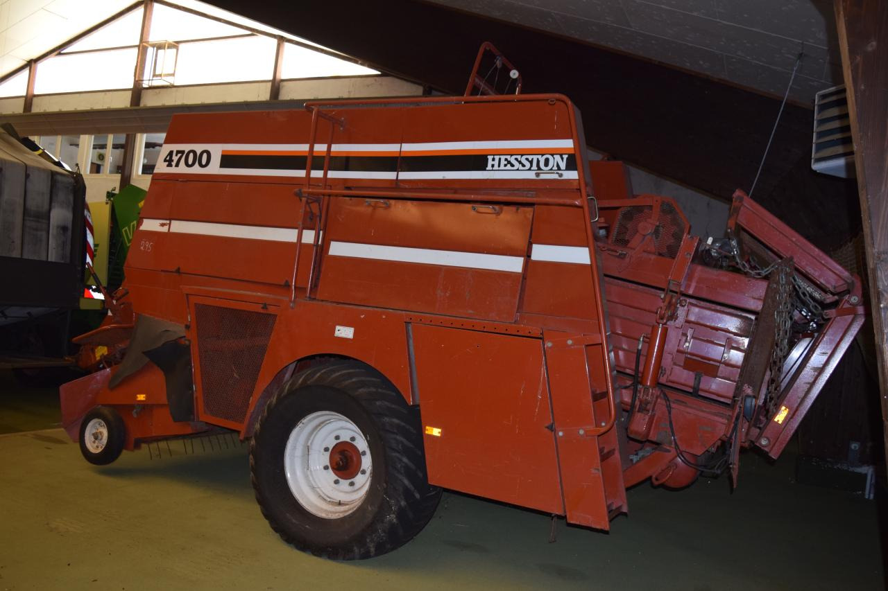 Fiat Hesston 4700 - Kvadratna balirka: slika Fiat Hesston 4700 - Kvadratna balirka Fiat Hesston 4700 - Kvadratna balirka: slika Fiat Hesston 4700 - Kvadratna balirka