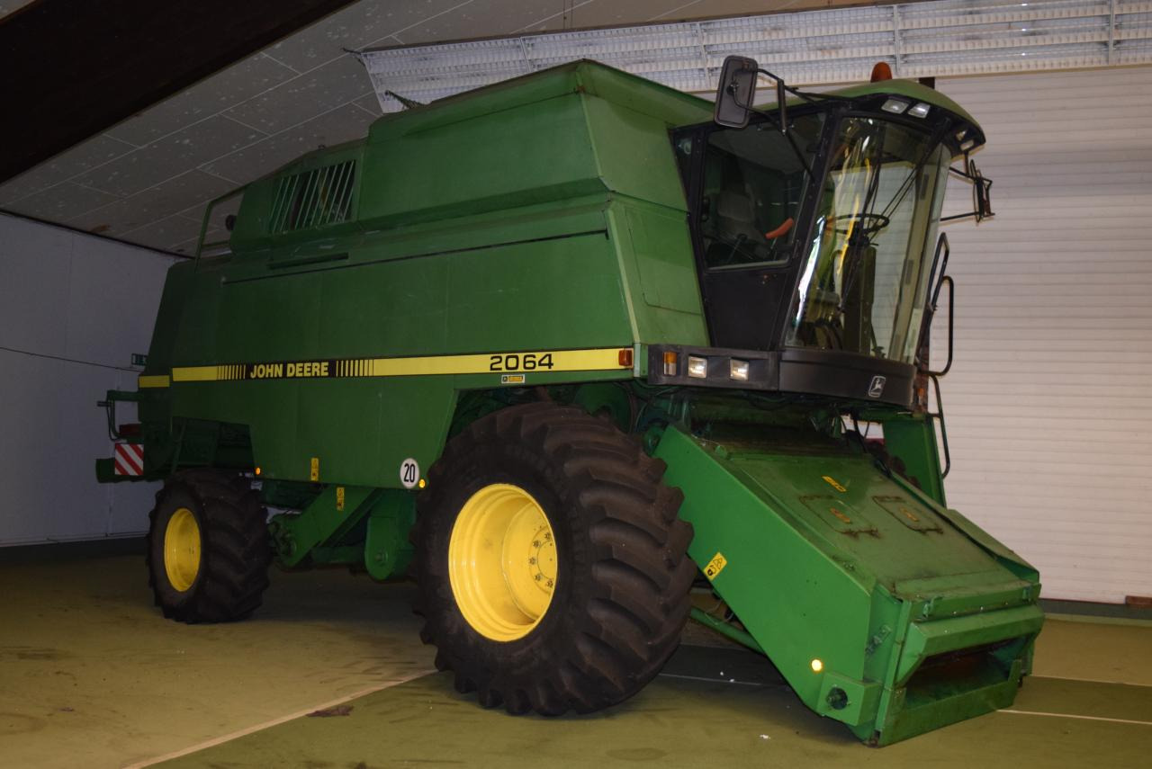 John Deere 2064 - Kombajn za žetvu: slika John Deere 2064 - Kombajn za žetvu John Deere 2064 - Kombajn za žetvu: slika John Deere 2064 - Kombajn za žetvu