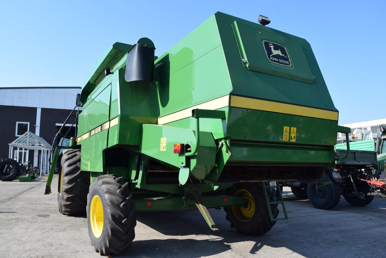 John Deere 2064 - Kombajn za žetvu: slika John Deere 2064 - Kombajn za žetvu John Deere 2064 - Kombajn za žetvu: slika John Deere 2064 - Kombajn za žetvu