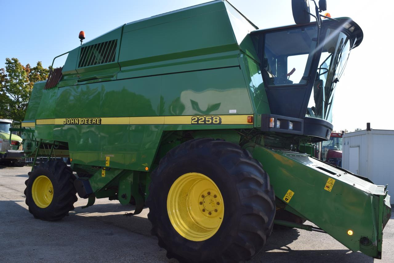 John Deere 2064 - Kombajn za žetvu: slika John Deere 2064 - Kombajn za žetvu John Deere 2064 - Kombajn za žetvu: slika John Deere 2064 - Kombajn za žetvu