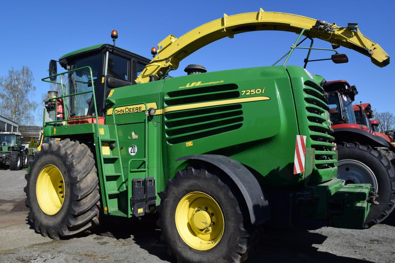 John Deere 7250 i - Silažni kombajn: slika John Deere 7250 i - Silažni kombajn John Deere 7250 i - Silažni kombajn: slika John Deere 7250 i - Silažni kombajn