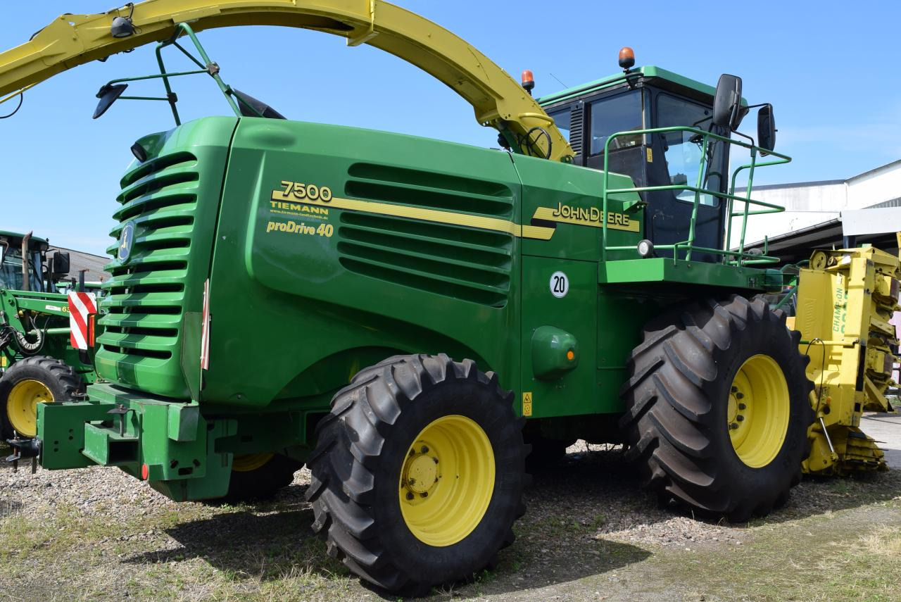 John Deere 7400 - Silažni kombajn: slika John Deere 7400 - Silažni kombajn John Deere 7400 - Silažni kombajn: slika John Deere 7400 - Silažni kombajn