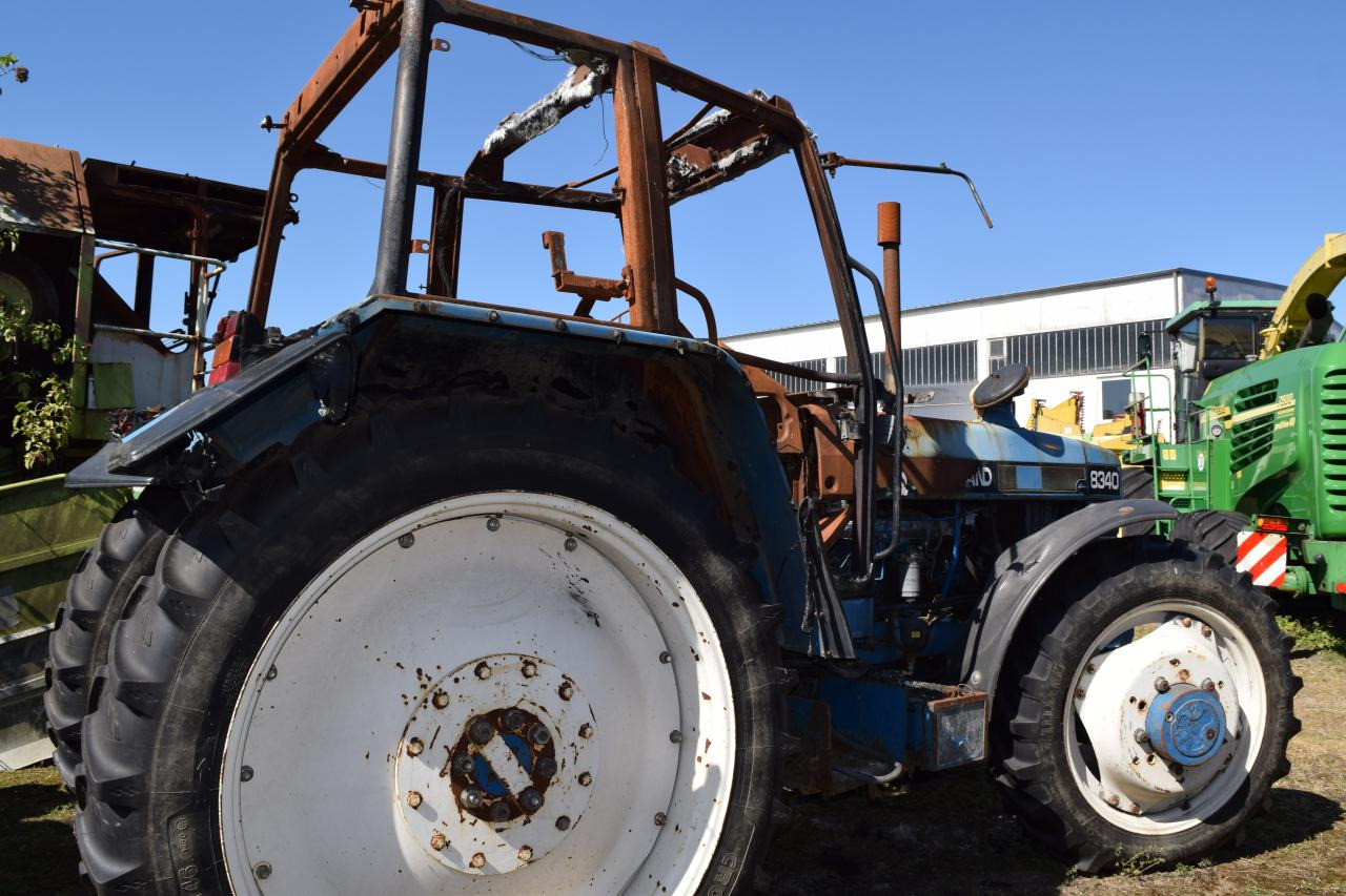 New Holland 8340 *zur Teileverwertung* - Traktor: slika New Holland 8340 *zur Teileverwertung* - Traktor New Holland 8340 *zur Teileverwertung* - Traktor: slika New Holland 8340 *zur Teileverwertung* - Traktor