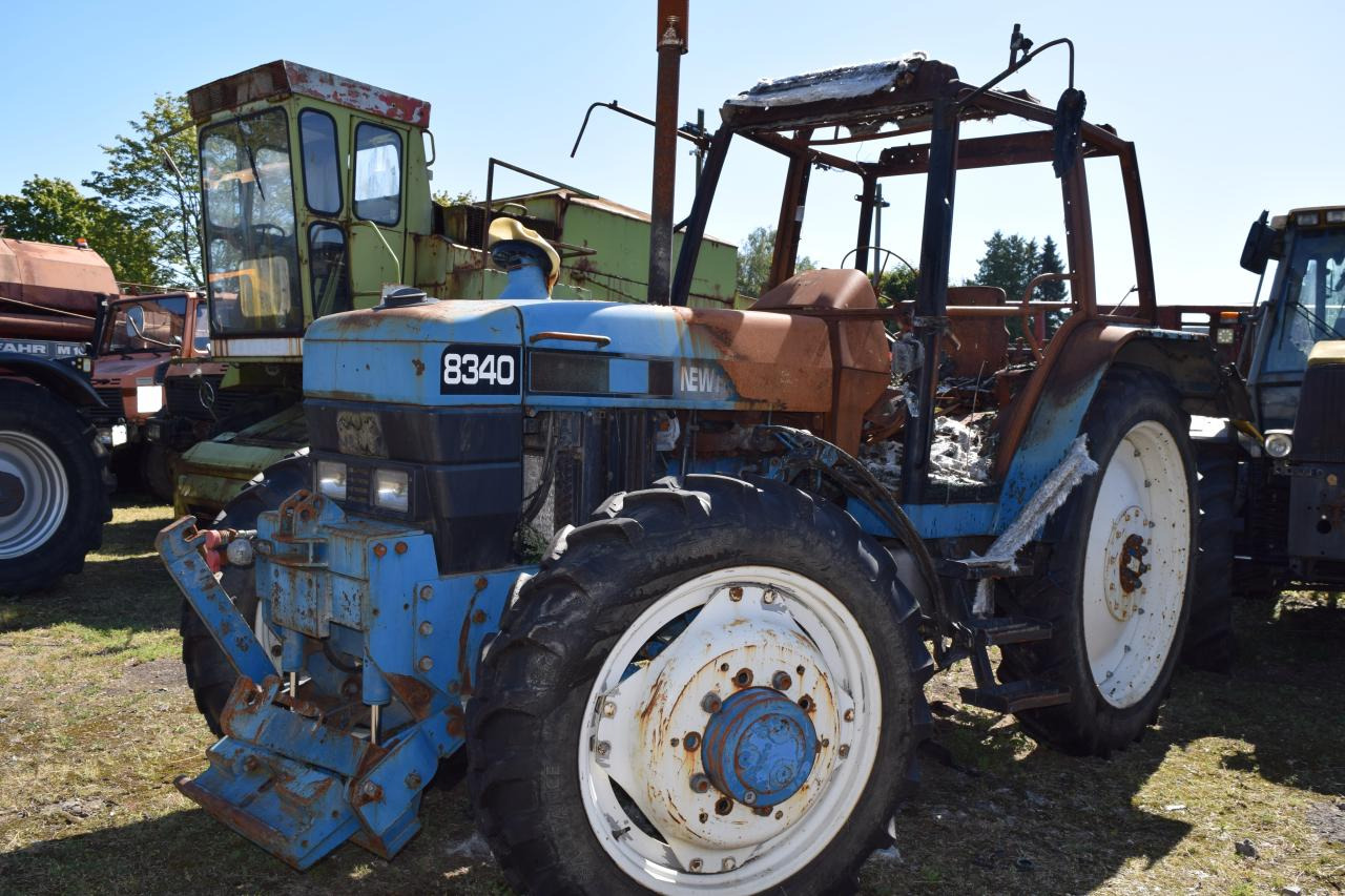 New Holland 8340 *zur Teileverwertung* - Traktor: slika New Holland 8340 *zur Teileverwertung* - Traktor New Holland 8340 *zur Teileverwertung* - Traktor: slika New Holland 8340 *zur Teileverwertung* - Traktor
