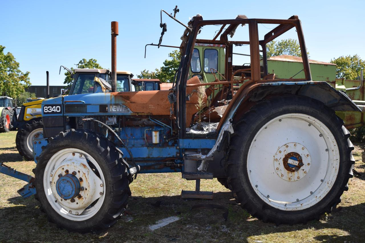 New Holland 8340 *zur Teileverwertung* - Traktor: slika New Holland 8340 *zur Teileverwertung* - Traktor New Holland 8340 *zur Teileverwertung* - Traktor: slika New Holland 8340 *zur Teileverwertung* - Traktor