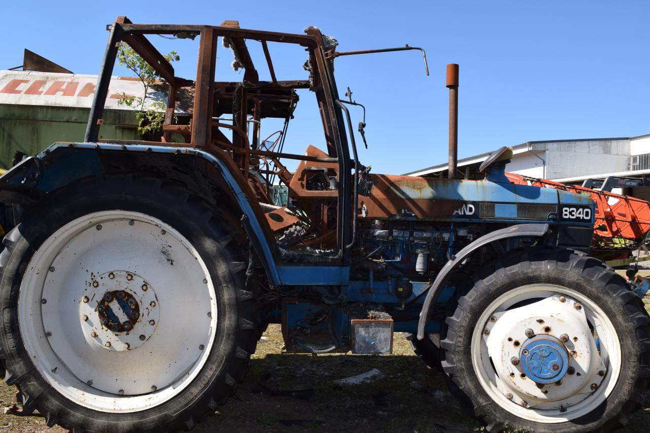New Holland 8340 *zur Teileverwertung* - Traktor: slika New Holland 8340 *zur Teileverwertung* - Traktor New Holland 8340 *zur Teileverwertung* - Traktor: slika New Holland 8340 *zur Teileverwertung* - Traktor